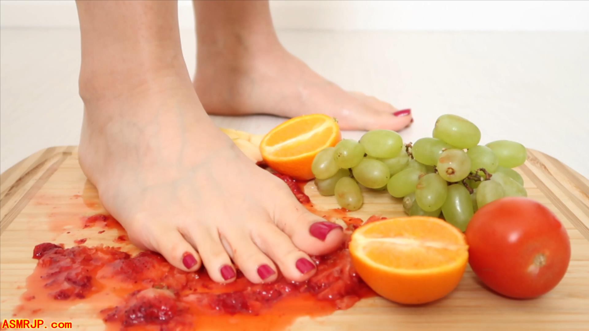一个小姐姐脚踩水果的ASMR【1V/172M】-优选资源网